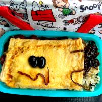 #昼飯　黒豆昆布の顔チーズオムレツと茶豆6個黒豆4個と子持ち昆布乗せロウカット玄米白米ミックスワカメ混ぜご飯梅と海苔挟み弁当